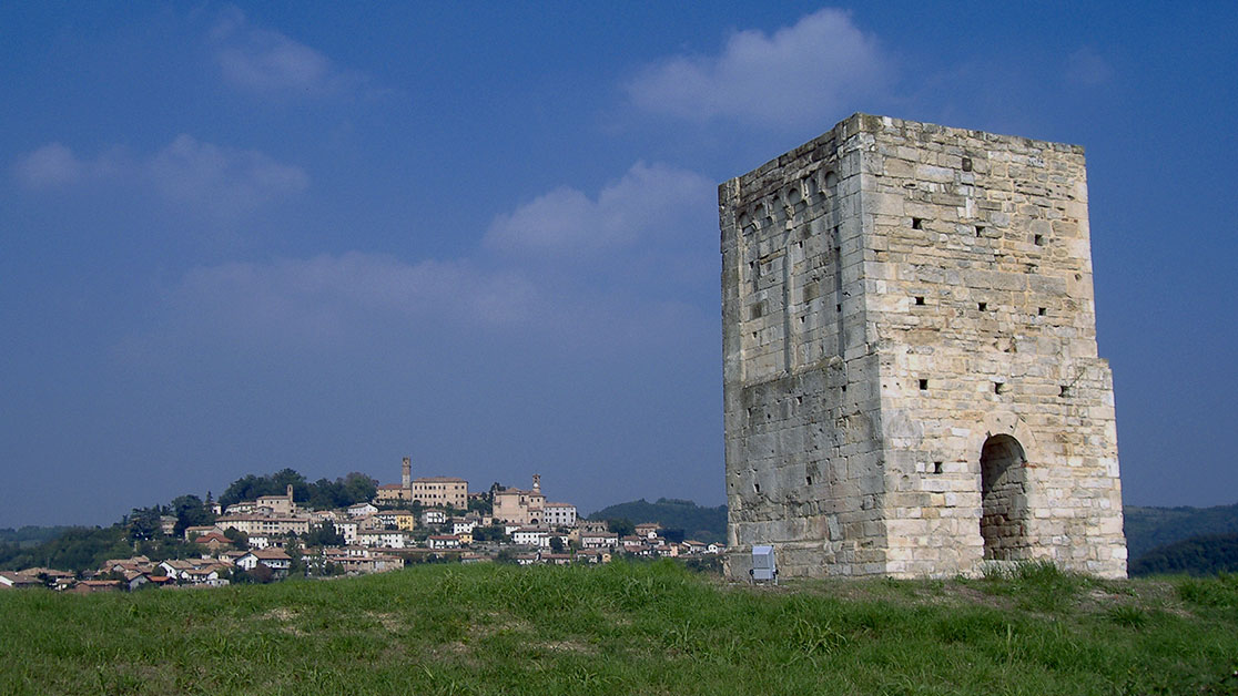e-bike torre romanica di San Pietro